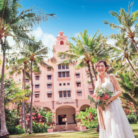 ピンクパレスとオールドハワイの庭がフォトジェニックなガーデン挙式