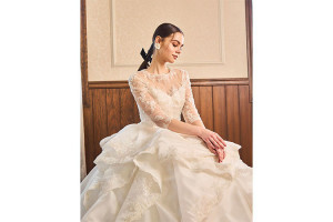 ノーブルで格調高く優雅なシルエット 格式を感じる華やかな雰囲気に映えるドレス