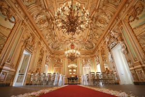 豪華絢爛な彫刻とシャンデリアで 埋め尽くされた宮殿ウェディング