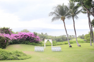 綺麗な芝生一面の向こうにオーシャンビューが広がる「ギャノンズウエディング」