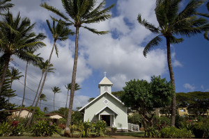 花々が咲き誇る絵本に出てくるような海沿いの小さな教会「ラフィオカラニ教会」