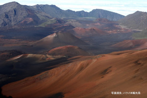 月面のような世界が広がる「ハレアカラ国立公園」の人気ツアーサンセット&星空観察