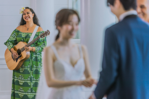 シェルのサウンドで始まり、ハワイらしいギターの音色でチャペルを包みます