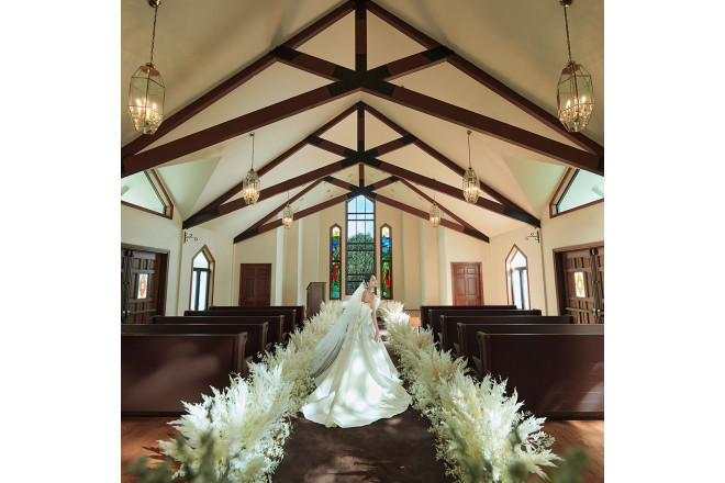 ハワイの歴史が色鮮やかに描かれたステンドグラスが美しいチャペル内観