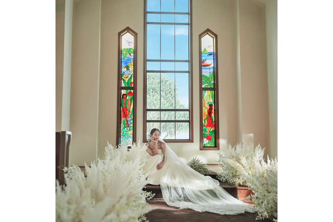 他にはないハワイらしいステンドクラスを背景に