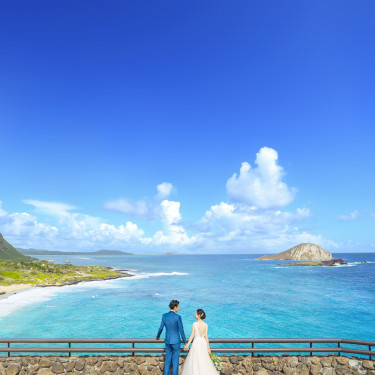 ハワイらしい深く青い海に見守られながら永遠に続く愛を誓う神聖なウエディング
