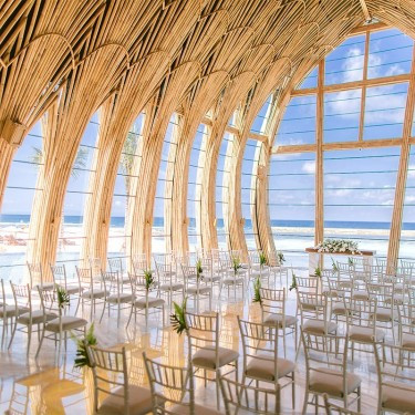 インドネシア・トラジャ地方の伝統的な建築様式を取り入れた個性あふれるチャペル