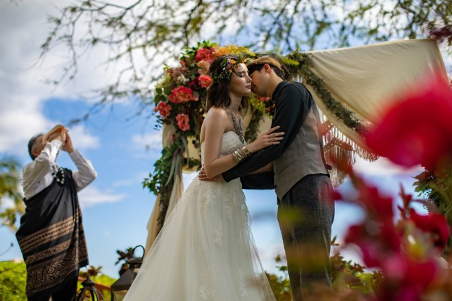 ハワイの大自然の中で誓うセレモニーはガーデンウエディングだからこそ叶う特別な時間。フォトを残せば永遠の想い出に。