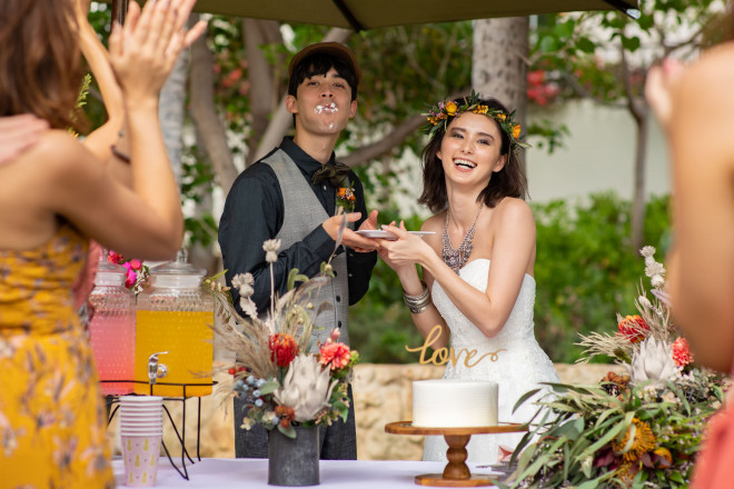 セレモニーの余韻に包まれたまま黄昏色の空にグラスを掲げれば、夢のようなロマンティックな景色に愛する人たちの笑顔が重なります。