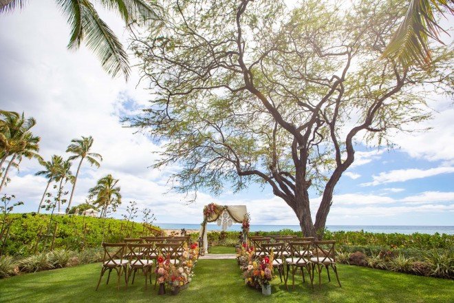 コオリナ地区に佇む「ラニクホヌア・ガーデンウエディング」は広大なガーデンを使用したスタイリッシュなガーデンウエディングが叶う会場。目の前には海が広がる絶景の地で永遠の誓いを叶えて