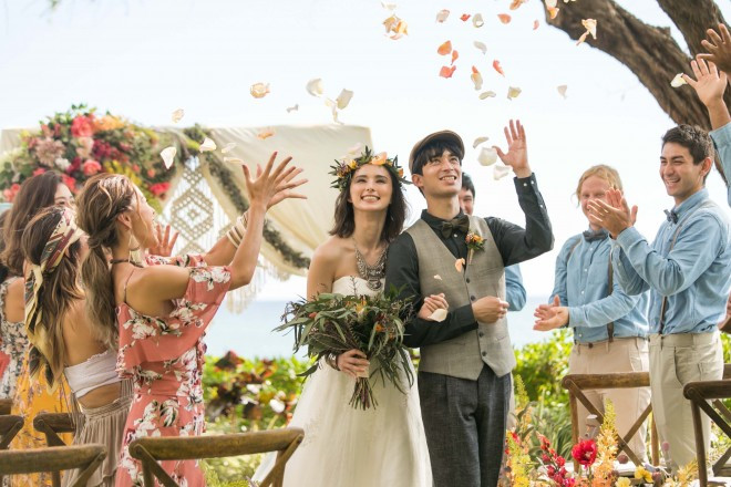 解放感溢れるガーデンウエディングはゲストと一体感を感じながらもアットホームな気分でセレモニーを楽しんで