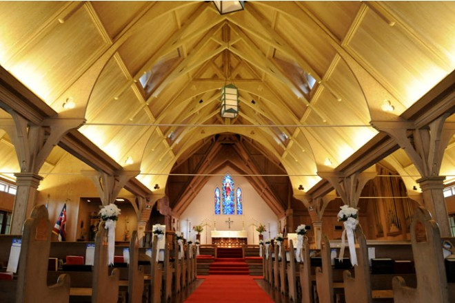 船底をかたどっている天井は木目調で暖かい雰囲気。