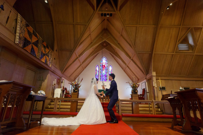 お二人で誓いのウエディングベルの警鐘