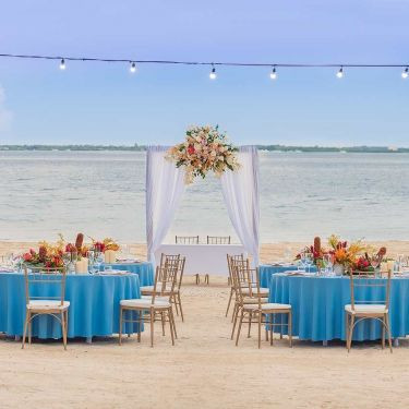 美しく白い砂浜で叶えるオーシャンフロントビーチウェディング