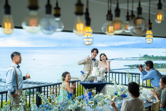 挙式後の余韻をそのままに、大好きな人たちとプライベートパーティー。開放的なラナイでケーキカットの演出も。