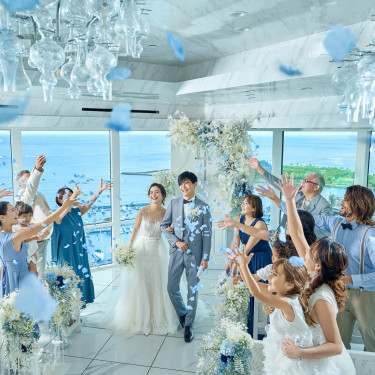 ワイキキの中心で海と空を目の前にアットホームな挙式を