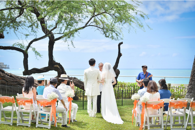 波音をBGMにハワイの風を感じながらガーデンウェディング