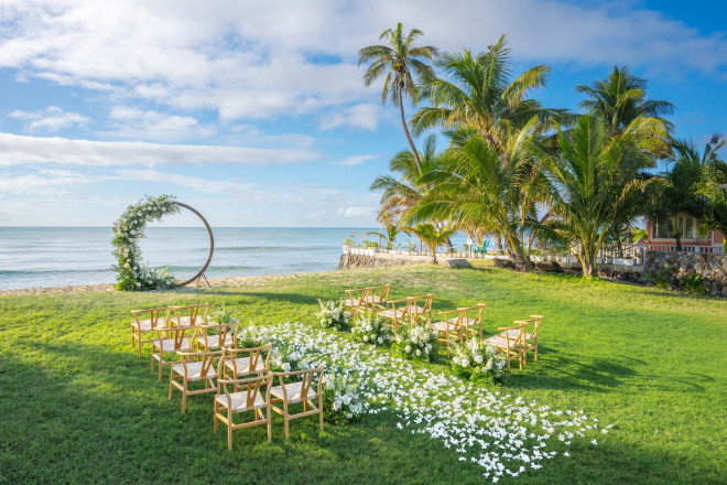 オーシャンフロントの広々としたガーデンでセレモニー