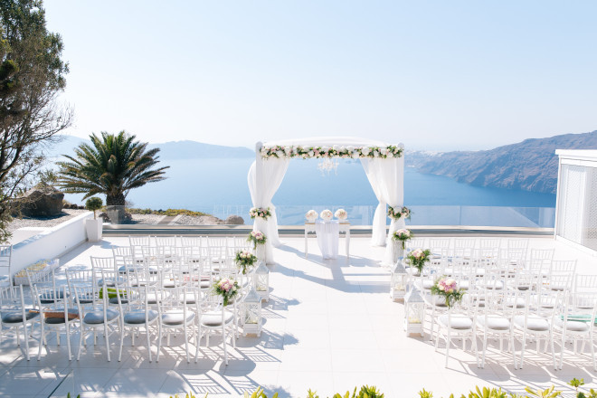 イメロヴィグリ地区の落ち着いたエリアにある「ル・シエル」ではイアの街並みやエーゲ海を臨む絶景のロケーションでエレガントなガゼボ挙式が叶います。