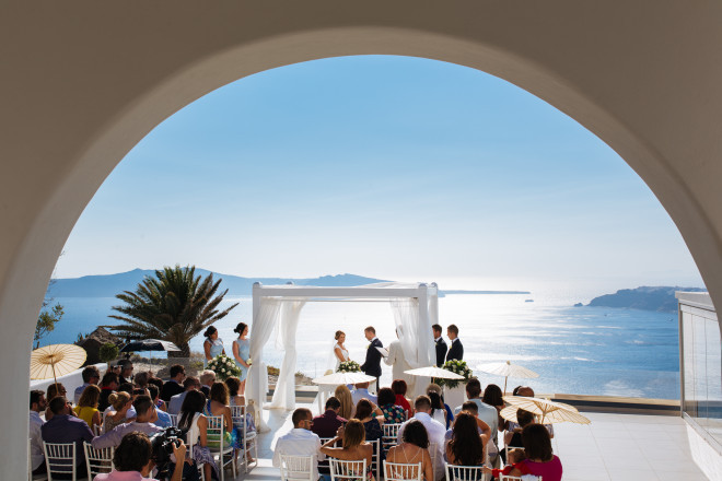 ギリシャらしい絶景の中での結婚式