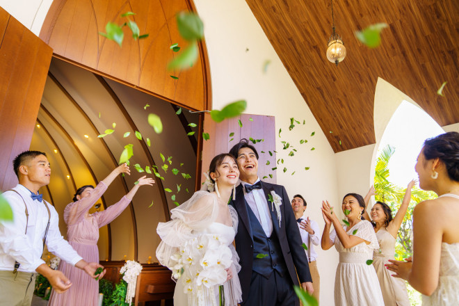 セレモニーのクライマックス、教会の扉が開かれると弾けるような日差しとフワラーシャワーが注ぎます。