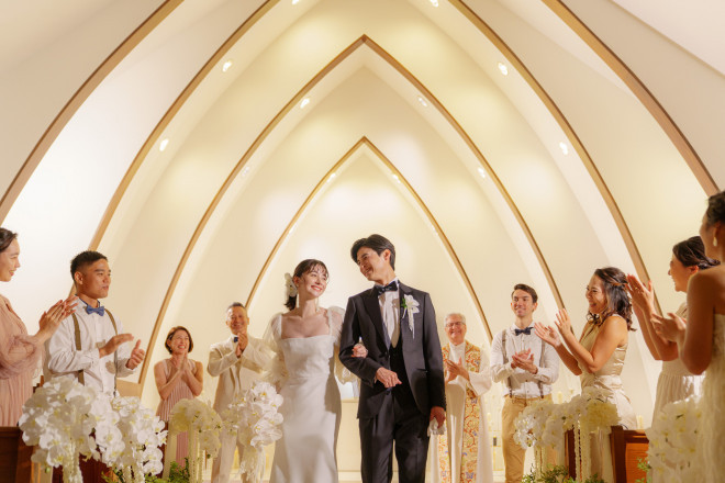 清らかなピュアホワイトの世界に木のぬくもりが寄り添う神聖な空間のチャペル。