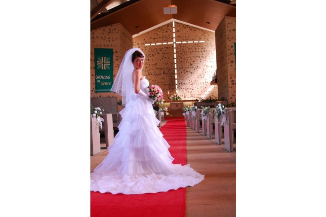 珊瑚が使われた内部、ガラスで形作られた十字架が印象的な教会。