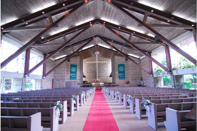 自然光が入り、広々とした印象のシンプルな教会。