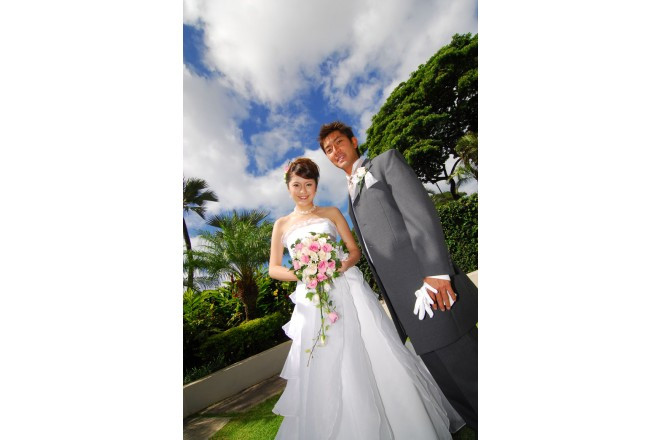 挙式後はハワイの抜けるような青空の下で記念撮影!