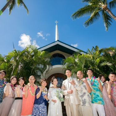 椰子の木囲まれたキュートで、アットホームな教会