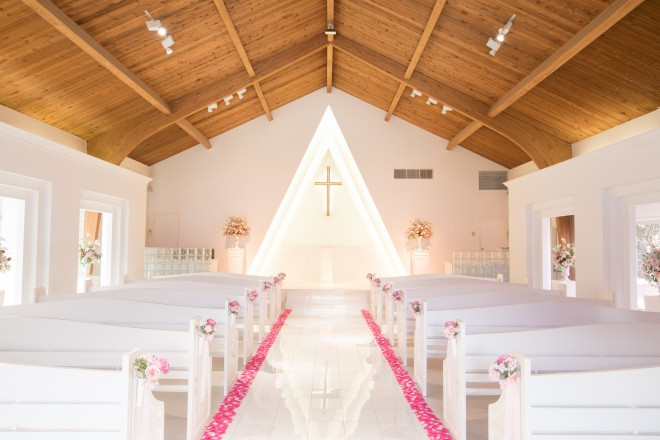 【光と花の教会】がテーマのキュートな【プリマリエ教会】
ピュアホワイトの礼拝堂で永遠の誓いを!