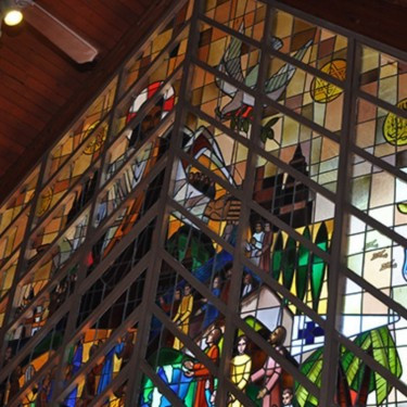 息をのむ美しさを持つ壮大なステンドグラス