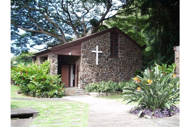 綺麗な緑に囲まれた、温かみあるこぢんまりとした教会