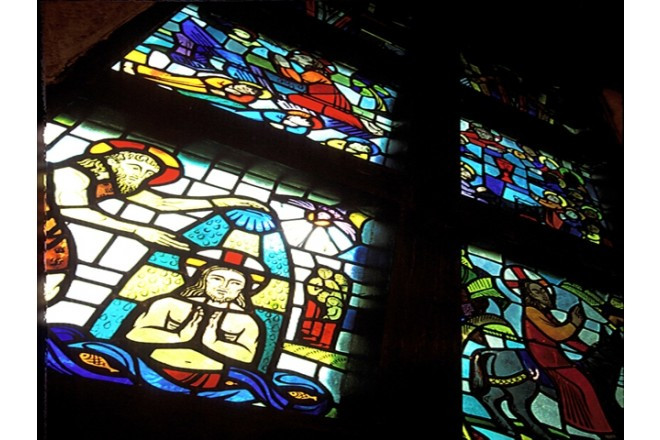 色鮮やかなステンドグラスが挙式シーンをより一層引き立てます