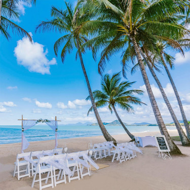 ケアンズビーチで海と空に愛を誓うビーチウエディング