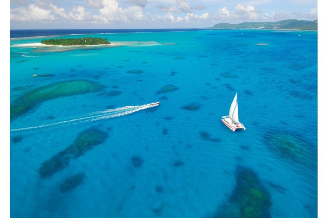 吸い込まれそうなサイパンの海上での、ロマンティックなセレモニー