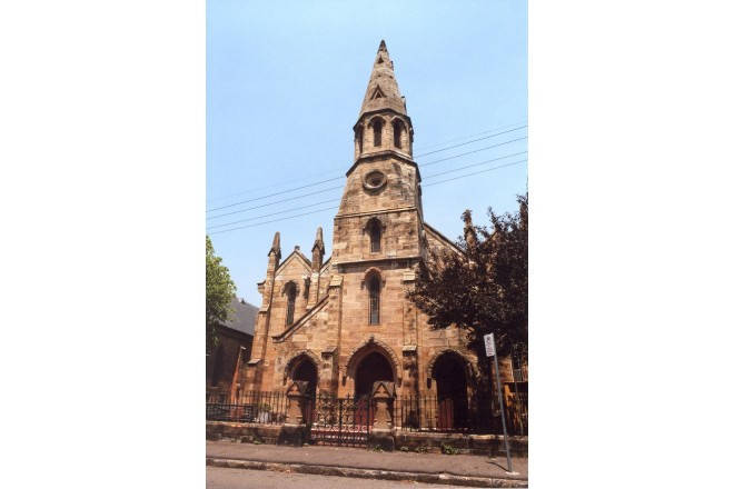 サンドストーンを用いて建てられた威厳ある姿