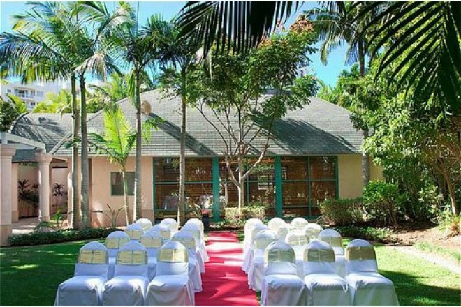 ゴールデンビーチまで歩いてすぐ。挙式後はビーチフォトを楽しんで。