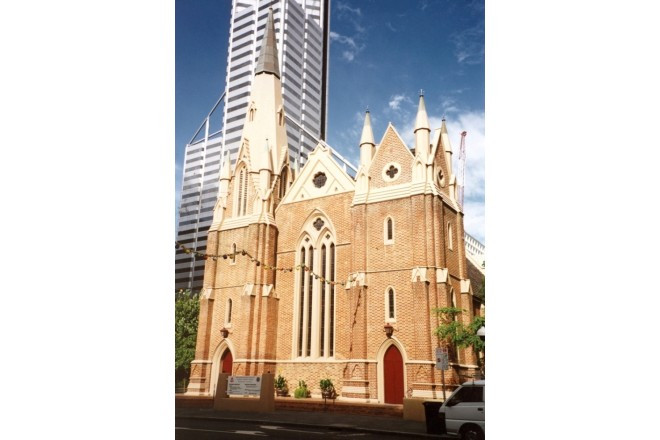 パースの中心部でひときわ目を惹く、重厚な建て構えの本格派教会