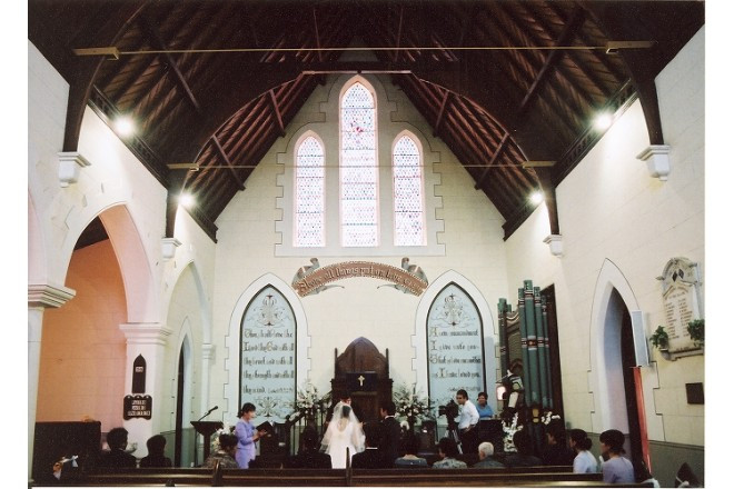 重厚なパイプオルガンの音色に乗せて厳かな挙式を