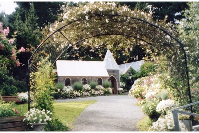 オーナー夫妻が丹精込めた美しい花々が咲き乱れる「ゲッセマネ・ガーデン」