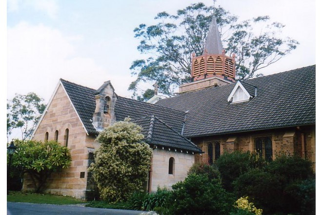 サンドストーンのチャペルとレンガ造りの教会が一体化した珍しい造りの建物