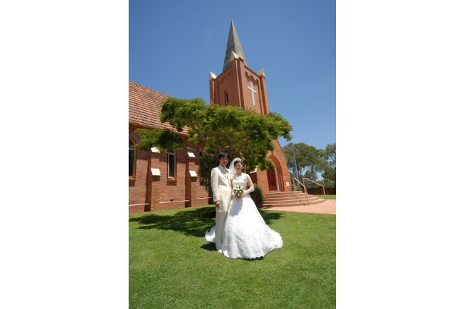 すらりとした尖塔と赤レンガの佇まいが美しい教会。