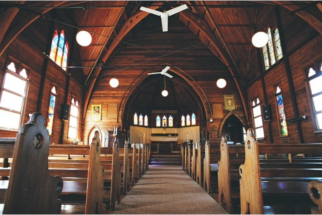 重厚感あるブラウンの色調と鮮やかなステンドグラスの光が調和を見せる教会