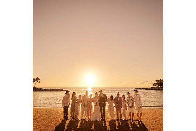 挙式後は目の前の海を背景に、ドラマチックで絵画のようなフォトセッションが叶います