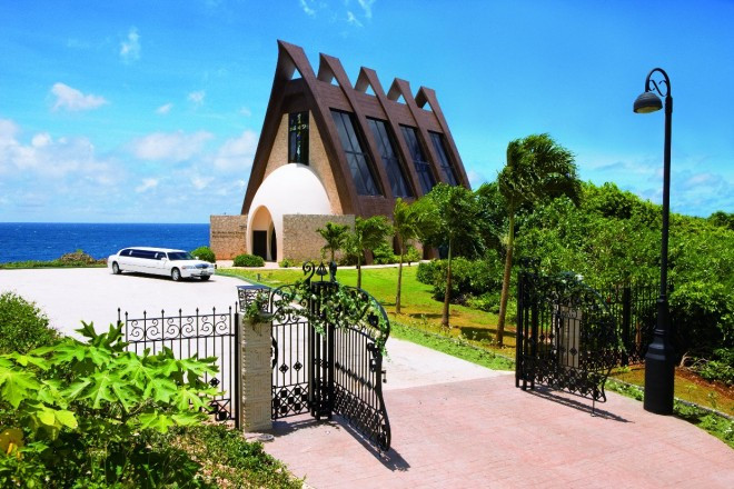 タモン地区の高級リゾート、ヒルトンホテル西端の好ロケーションにあるチャペル