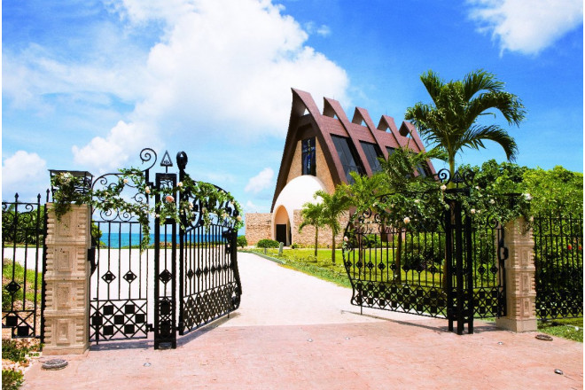 椰子の木が並び立つ南国ならではの風景。グアムの眩しい太陽が燦々と降り注ぐ挙式