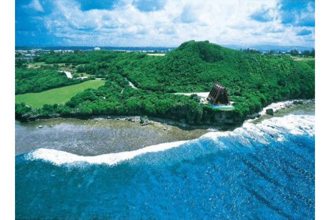 グアムの緑、海、太陽の恩恵を存分に感じられる場所に立つチャペル