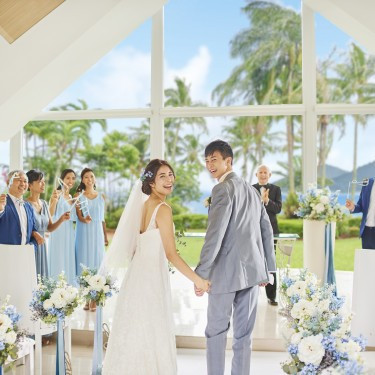 美しいケアンズ港を一望できるモダンなチャペル