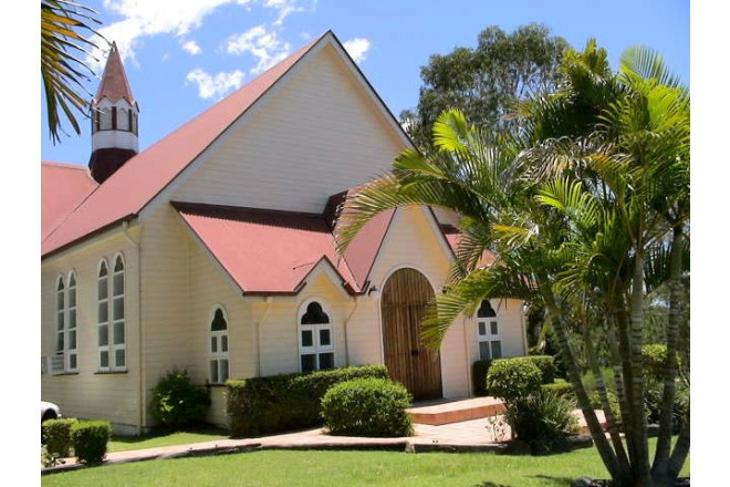 赤屋根が温かみを感じさせる地元の人々に愛される教会